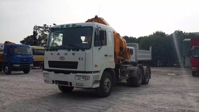 华菱牵引头折臂随车吊