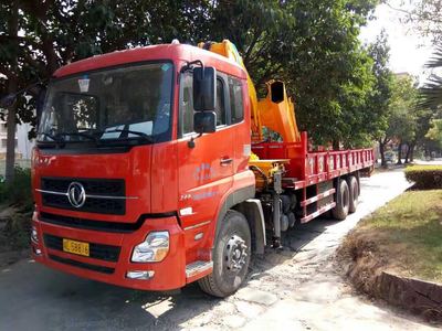 天龙前置吊机随车起重运输车